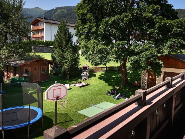 Spielplatz mit Trampolin, Basketball, Tischtennis, Sandkiste, Schaukel u.v.m.